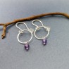 Petites boucles d'oreilles pendantes cercle avec perle améthyste Maya en argent 925 recyclé et upcyclé