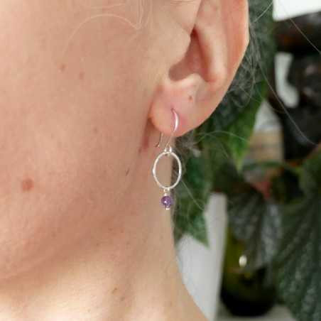 Minimalistische runde Ohrhänger mit einer kleinen Amethystperle aus upgecyceltem und recyceltem 925er Silber ♻ für Damen