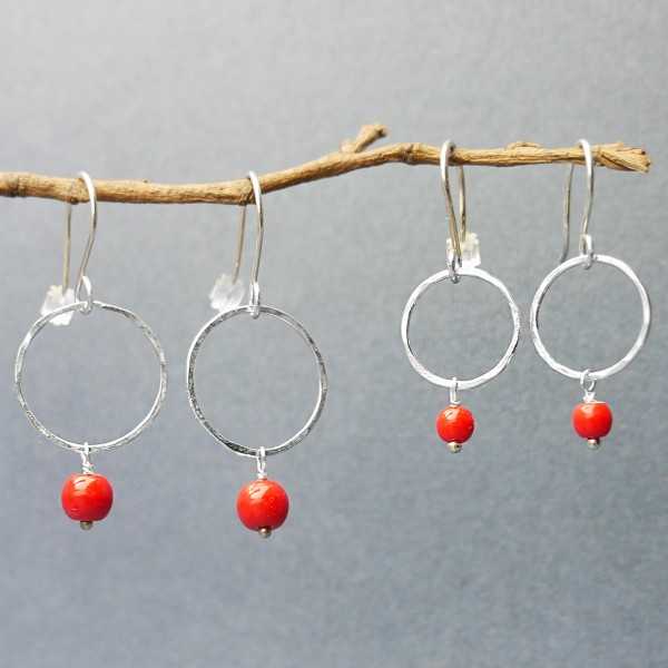 Minimalist round dangling earrings with a small red glass bead in upcycled and recycled 925 silver ♻ for women.