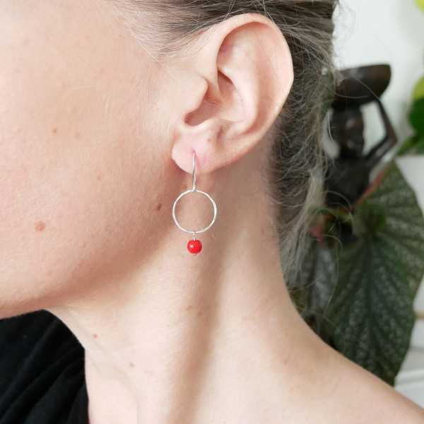 Minimalistische runde Ohrhänger mit einer roten Glasperle aus upgecyceltem und recyceltem 925er Silber ♻ für Damen