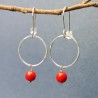Minimalist round dangling earrings with a small red glass bead in upcycled and recycled 925 silver ♻ for women.