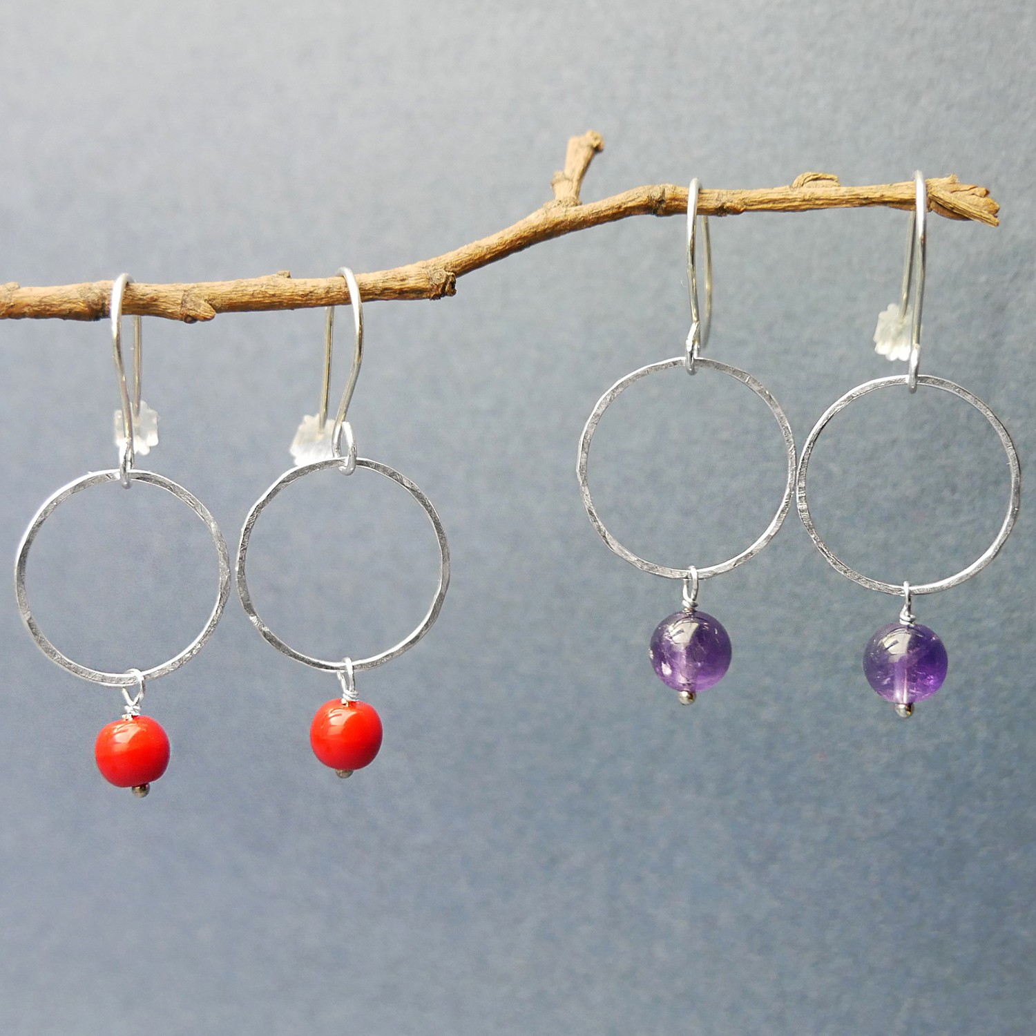 Minimalist round dangling earrings with an amethyst bead in