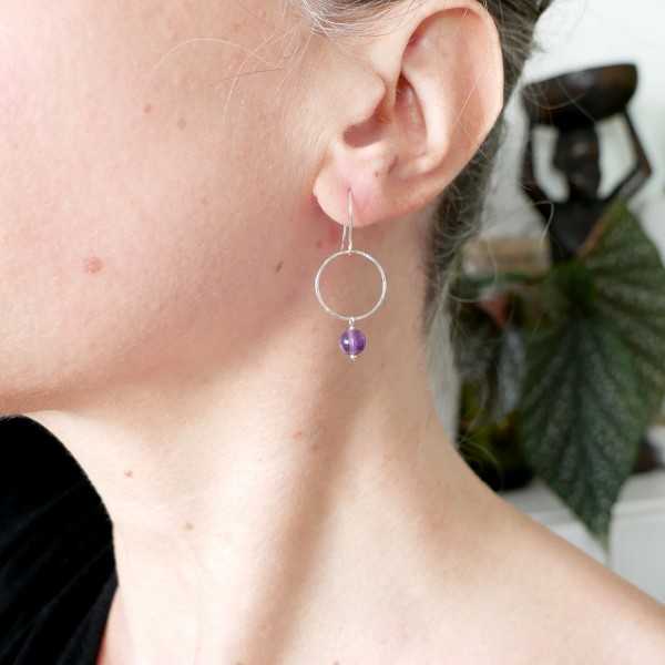 Minimalistische runde Ohrhänger mit einer Amethystperle aus upgecyceltem und recyceltem 925er Silber ♻ für Damen