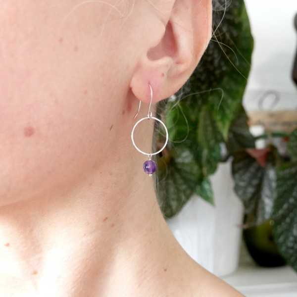 Minimalistische runde Ohrhänger mit einer Amethystperle aus upgecyceltem und recyceltem 925er Silber ♻ für Damen