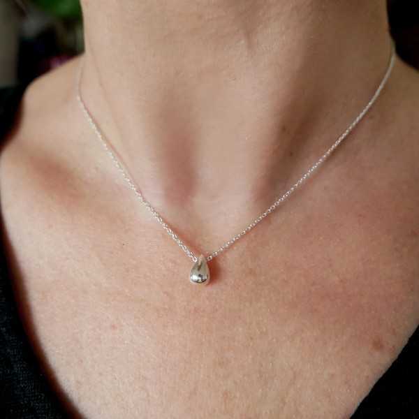 Solitärhalskette mit einer tropfenförmigen Perle aus minimalistischem recyceltem 925er Silber mit verstellbarer Kette