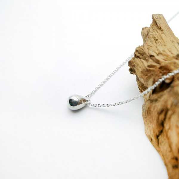 Collier solitaire avec une perle en forme de goutte en argent 925 recyclé minimaliste avec chaine ajustable made in France