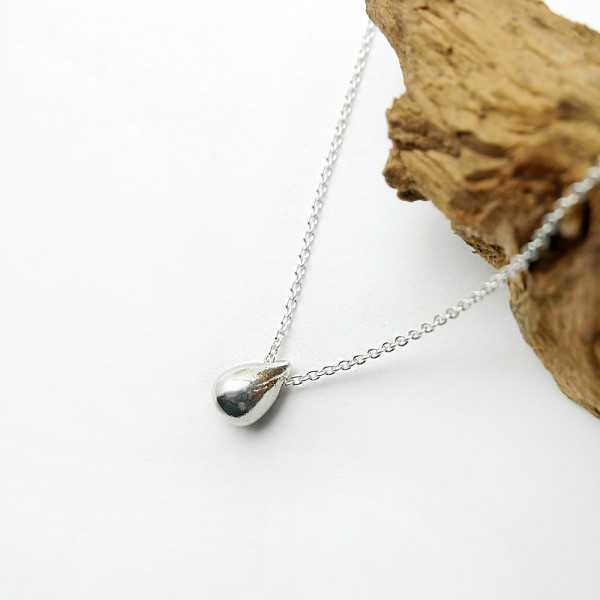 Solitärhalskette mit einer tropfenförmigen Perle aus minimalistischem recyceltem 925er Silber mit verstellbarer Kette