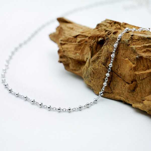 Kurze dünne Kette aus minimalistischem recyceltem 925er Silber mit kleinen abwechselnden Perlen