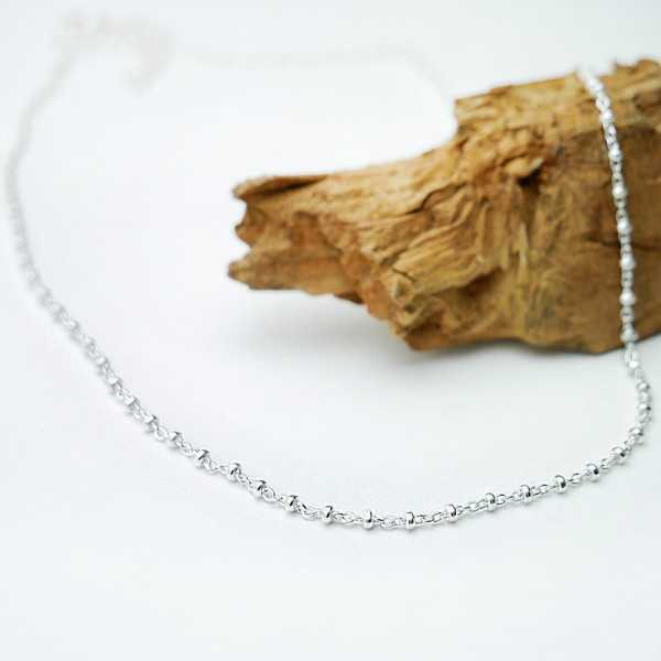 Kurze dünne Kette aus minimalistischem recyceltem 925er Silber mit kleinen abwechselnden Perlen