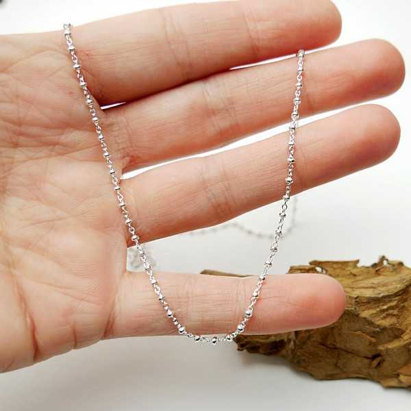 Chaine courte fine en argent 925 recyclé minimaliste avec de petites perles alternées made in France
