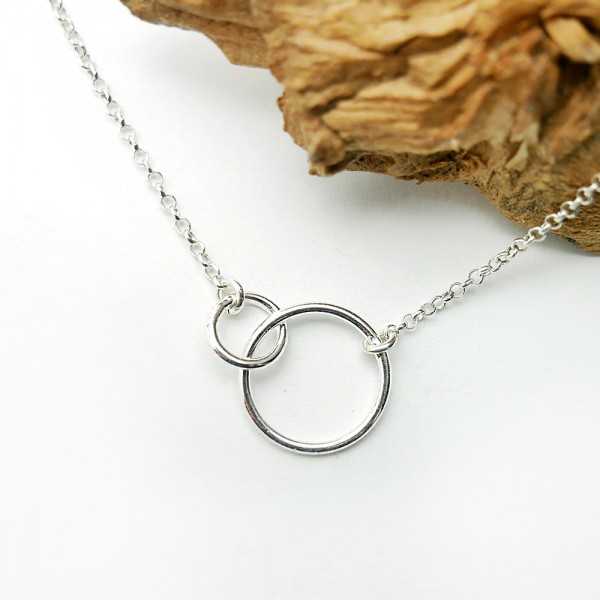 Small necklace with two thin intertwined rings in minimalist recycled 925 silver on a choker chain for women