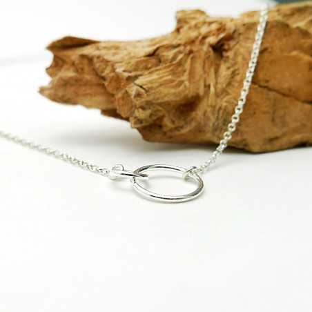 Petit collier deux anneaux fins entrelacés en argent 925 recyclé minimaliste sur chaine ras de cou pour femme made in France