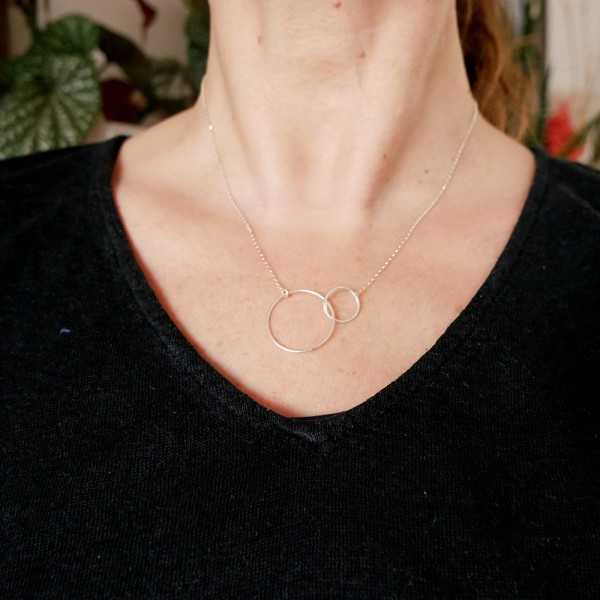 Halskette mit zwei dünnen, ineinander verschlungenen Ringen recyceltem 925er Silber an einer Chokerkette für Damen