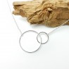 Halskette mit zwei dünnen, ineinander verschlungenen Ringen recyceltem 925er Silber an einer Chokerkette für Damen