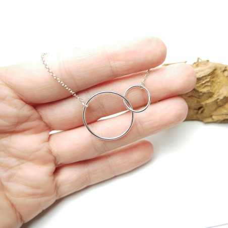 Halskette mit zwei dünnen, ineinander verschlungenen Ringen recyceltem 925er Silber an einer Chokerkette für Damen