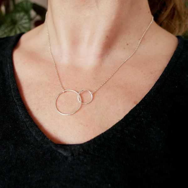 Collier deux anneaux fins entrelacés en argent 925 recyclé minimaliste sur chaine ras de cou pour femme made in France