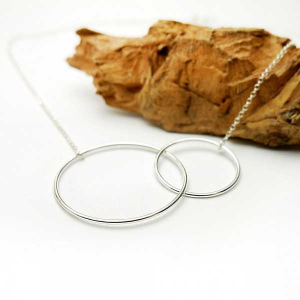 Grand collier deux anneaux fins entrelacés en argent 925 recyclé minimaliste sur chaine ras de cou pour femme made in France