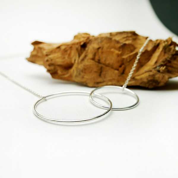 Grand collier deux anneaux fins entrelacés en argent 925 recyclé minimaliste sur chaine ras de cou pour femme made in France