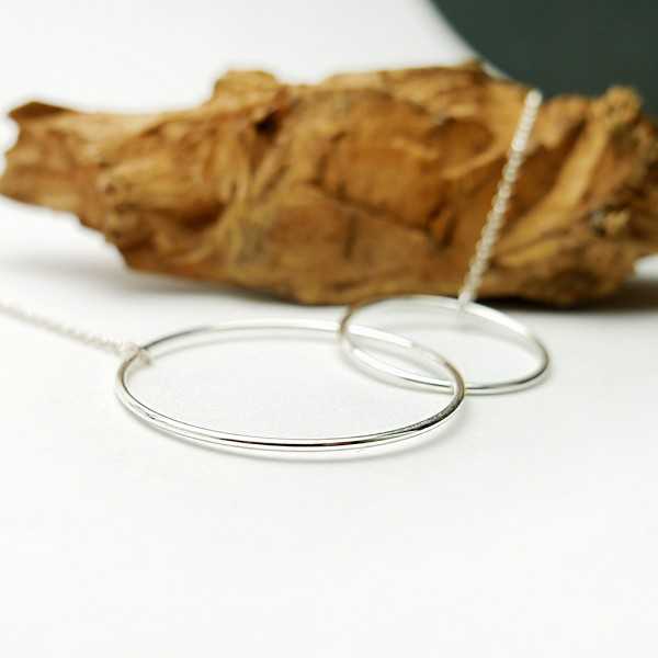 Große Halskette mit zwei dünnen, ineinander verschlungenen Ringen recyceltem 925er Silber an einer Chokerkette für Damen
