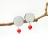 Runde Ohrringe aus recyceltem 925er Silber und roter Perle