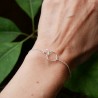 Minimalistischer Armband mit zwei ineinander verschlungenen runden Ringen aus recyceltem 925er Silber
