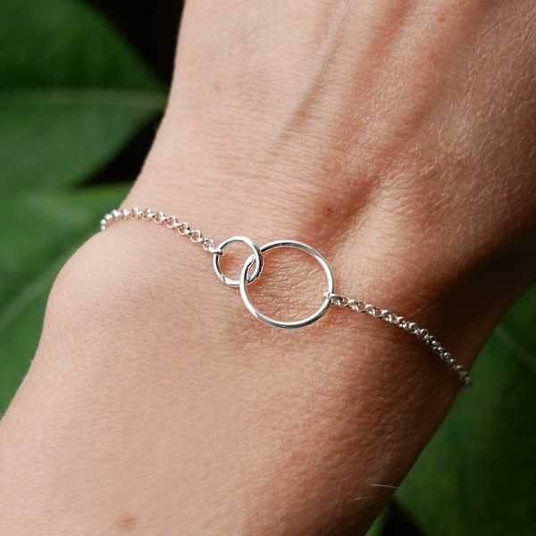 Minimalistischer Armband mit zwei ineinander verschlungenen runden Ringen aus recyceltem 925er Silber