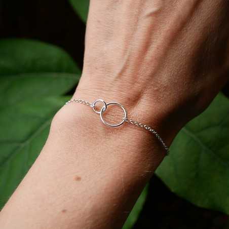 Minimalist bracelet with two intertwined round rings in recycled 925 silver