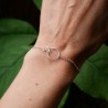 Minimalistischer Armband mit zwei ineinander verschlungenen runden Ringen aus recyceltem 925er Silber