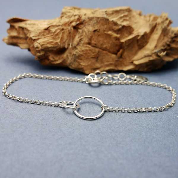 Minimalist bracelet with two intertwined round rings in recycled 925 silver