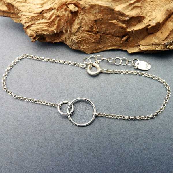 Minimalistischer Armband mit zwei ineinander verschlungenen runden Ringen aus recyceltem 925er Silber