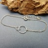 Minimalistischer Armband mit zwei ineinander verschlungenen runden Ringen aus recyceltem 925er Silber