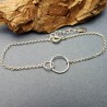 Minimalistischer Armband mit zwei ineinander verschlungenen runden Ringen aus recyceltem 925er Silber