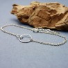 Minimalistischer Armband mit zwei ineinander verschlungenen runden Ringen aus recyceltem 925er Silber