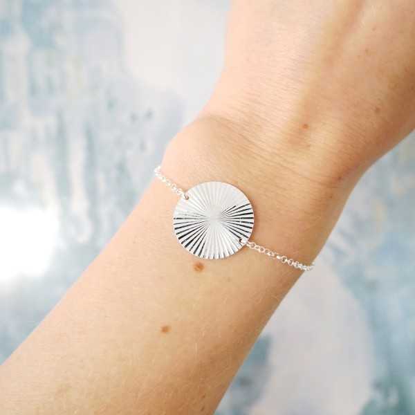 Bracelet fin médaille soleil 20 mm en argent 925 recyclé minimaliste avec chaine ajustable