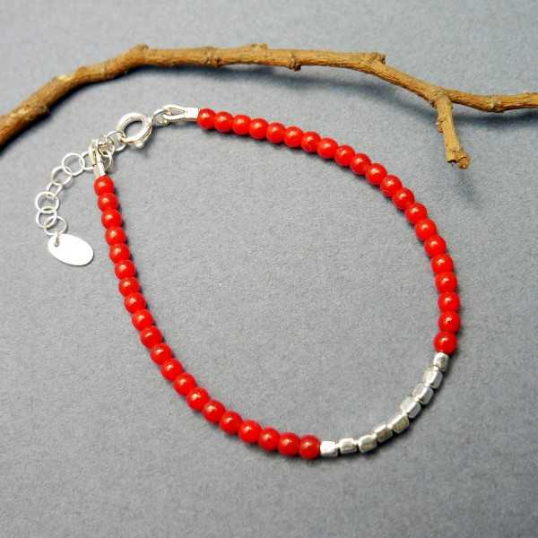 Feines Armband aus recyceltem 925er Silber und minimalistischen quadratischen roten Glasperlen