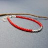 Feines Armband aus recyceltem 925er Silber und minimalistischen quadratischen roten Glasperlen