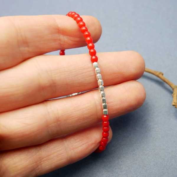 Bracelet fin en argent 925 recyclé et perles de verre rouges minimaliste perles carrées
