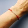 Feines Armband aus recyceltem 925er Silber und minimalistischen quadratischen roten Glasperlen