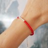 Feines Armband aus recyceltem 925er Silber und minimalistischen quadratischen roten Glasperlen