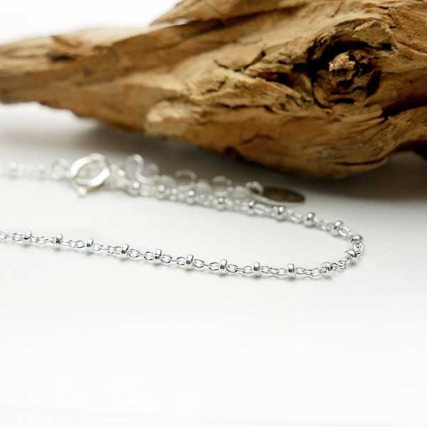 Minimalistisches Armband aus recyceltem 925er Silber für Damen mit abwechselnden Perlen