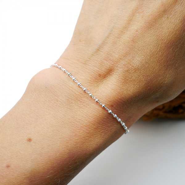 Minimalistisches Armband aus recyceltem 925er Silber für Damen mit abwechselnden Perlen