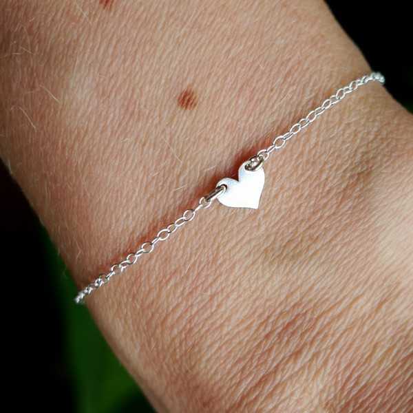 Women's thin heart bracelet in minimalist recycled 925 silver for women with fine chain