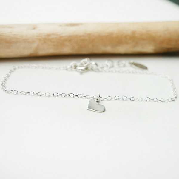 Women's thin heart bracelet in minimalist recycled 925 silver for women with fine chain