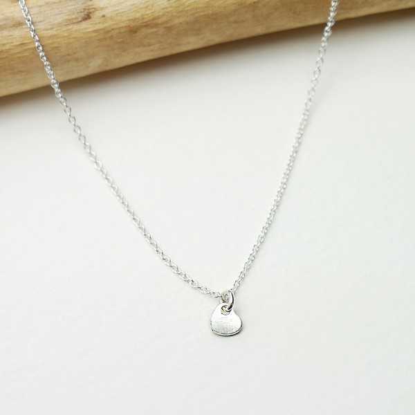 Kleiner einzelner Herzanhänger an einer feinen verstellbaren Kette für Damen aus minimalistischem recyceltem 925er Silber