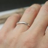 Dünner Ring aus recyceltem 925er Silber halber Armreif glänzend stapelbar Unisex