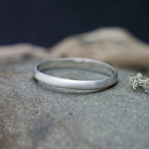 Dünner Ring aus recyceltem 925er Silber halber Armreif matt gebürstet stapelbar Unisex