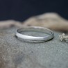 Bague fine en argent 925 recyclé demi jonc empilable brossé mat unisexe