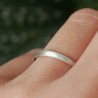 Bague fine en argent 925 recyclé demi jonc empilable brossé mat unisexe