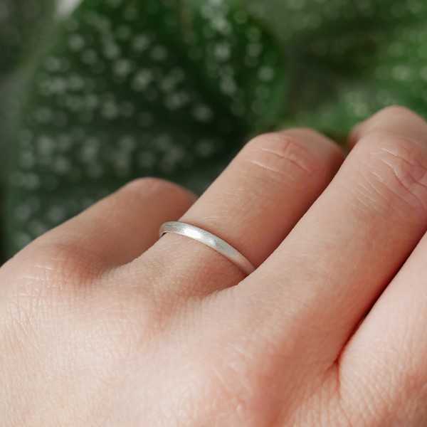 Dünner Ring aus recyceltem 925er Silber halber Armreif matt gebürstet stapelbar Unisex