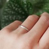 Bague fine en argent 925 recyclé demi jonc empilable brossé mat unisexe